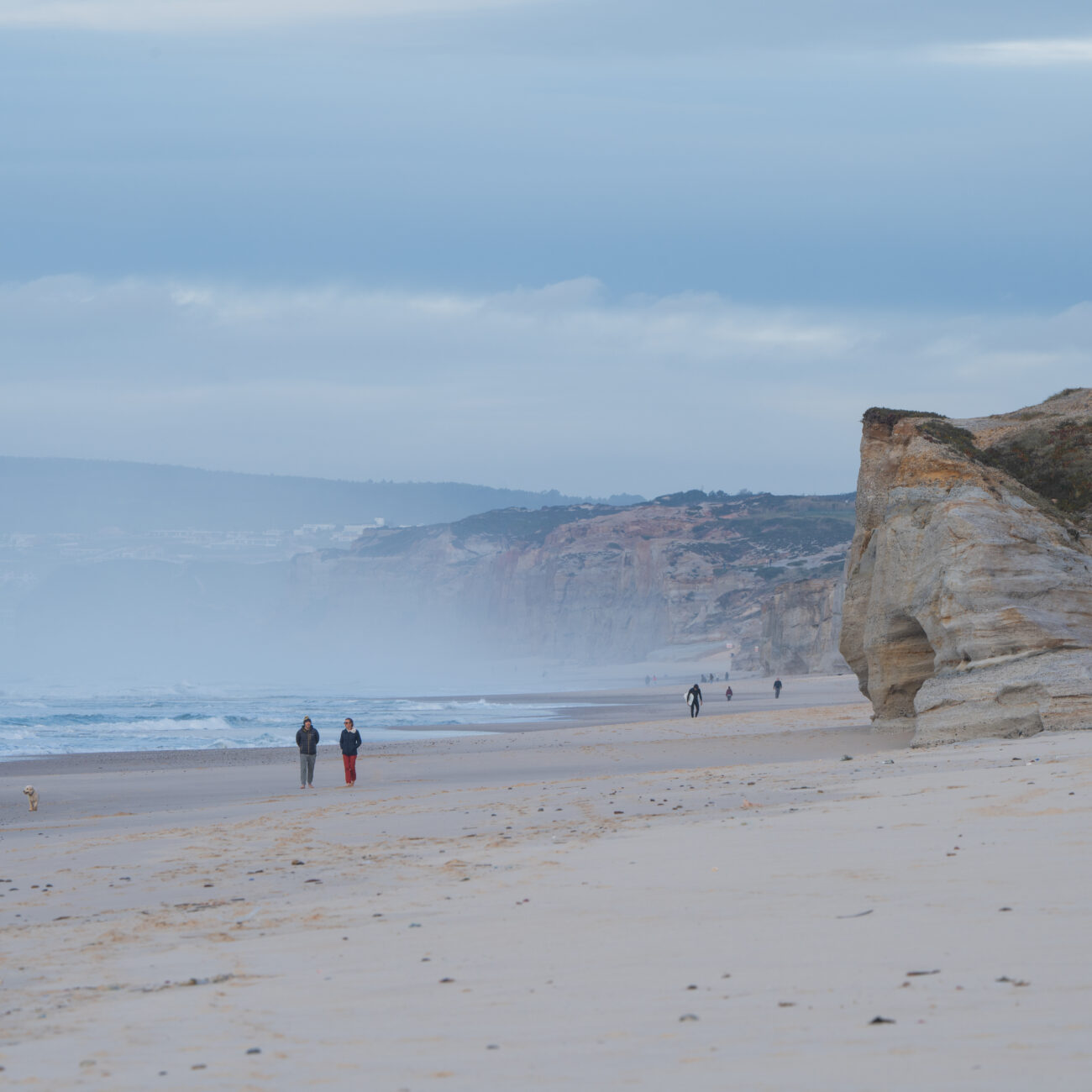 SCENIC BEACHES 
    Enjoy long strolls along the wide, sun-drenched beaches and explore the stunning cliffs that define Baleal’s iconic coastline.