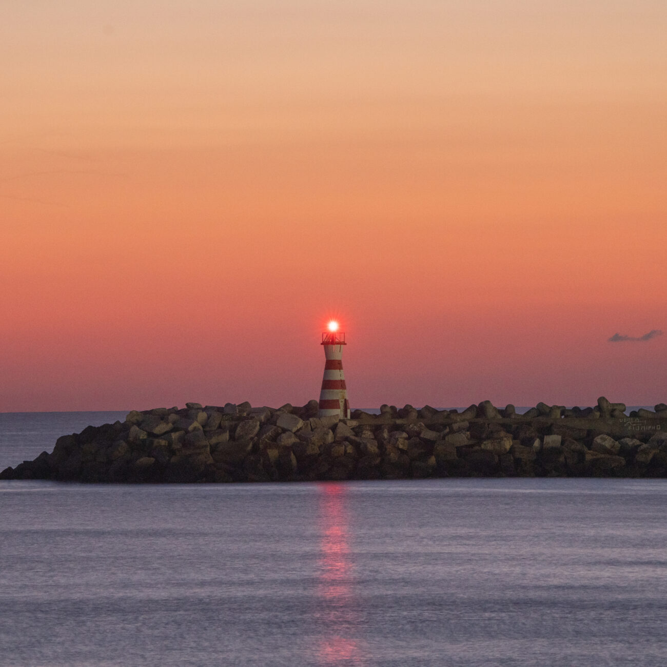 ICONIC VIEWS
    Discover the beauty of Molhe Leste's famous lighthouse and the vibrant coastal charm of the Peniche peninsula.