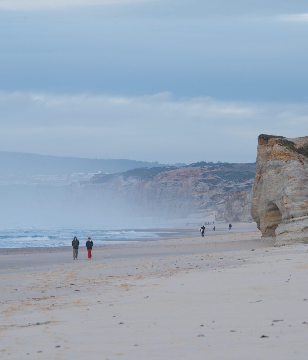 SCENIC BEACHES 
    Enjoy long strolls along the wide, sun-drenched beaches and explore the stunning cliffs that define Baleal’s iconic coastline.