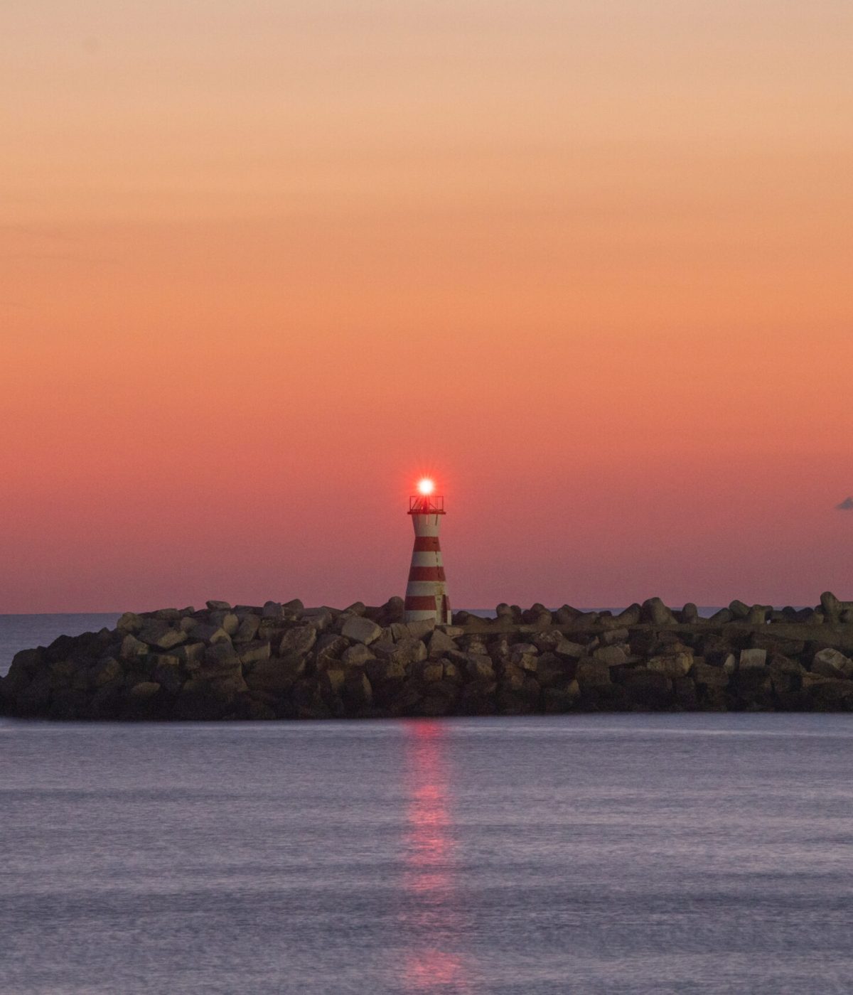 ICONIC VIEWS
    Discover the beauty of Molhe Leste's famous lighthouse and the vibrant coastal charm of the Peniche peninsula.